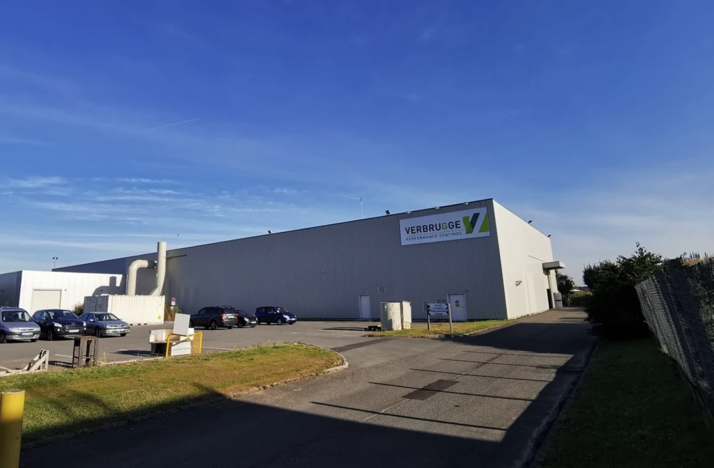 Notre nouvelle usine, inaugurée en 2021. Ce site moderne incarne notre engagement envers l'innovation et l'expansion. L'usine de pointe est équipée des dernières technologies pour répondre aux besoins croissants de notre activité de traitement de surface, renforçant ainsi notre position en tant que leader du secteur.