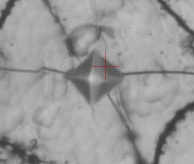 La dureté est la mesure de résistance d’un matériau à la pénétration d’une force constante et régulière. Généralement identifiée avec une machine de dureté pénétrante, elle permet de mesurer suite au relâchement d’une charge la taille des diagonales de l’empreinte afin de déterminer la dureté. Le plus dur des matériaux est le diamant, si dur qu’on l’utilise principalement comme matériau de pénétration (Pour la dureté Vickers en Hv). Il y a des relations plus ou moins directes entre dureté, résistance mécanique et ténacité. En général, plus un matériau est dur, plus sa résistance mécanique est élevée mais plus il est fragile. Un exemple typique est celui de la fonte qui diffère de l’acier par une teneur en carbone critique qui provoque des précipitations de carbures rendant le matériau très résistant mais très fragile.