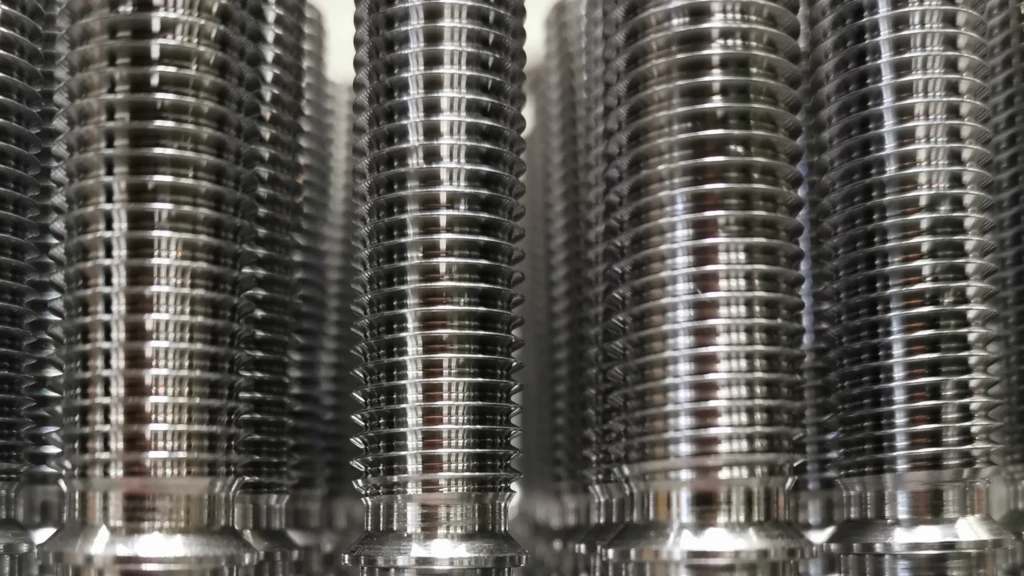 Pièce en acier démontrant l'efficacité du nickel chimique à se déposer uniformément, y compris sur les taraudages. Après traitement, ces pièces présentent une surface uniforme et protectrice, éliminant le besoin de reprise en usinage. Elles peuvent ainsi être directement assemblées dans l'application finale, témoignant de la précision et de l'efficacité de notre processus de nickelage chimique.